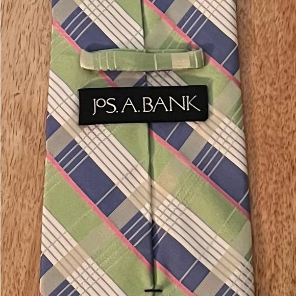 JOS A. BANK MEN’S GREEN, WHITE, BLUE, CREME & PINK 100% SILK NECKTIE/PRE-OWNED - Picture 2 of 2